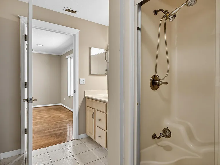 20 Woodford Ln — Photo 49