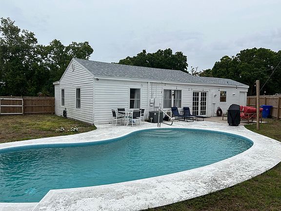 4th image of 2551 Buena Vista Boulevard