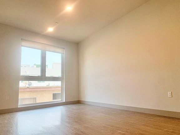 5th image of 3714 Kelton Ave #405