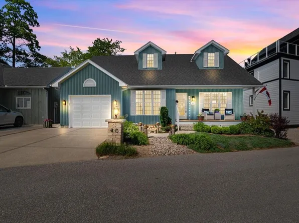 40 Lakeside Cir, Lambton Shores, ON N0M 1T0