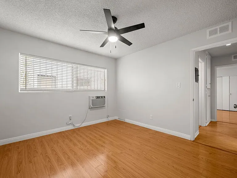 607 N Flores St — Photo 18