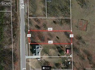 1194 N Lemen St, Fenton, MI 48430