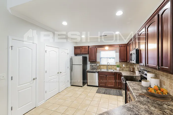 3 bed, 2.0 bath, 1581 sqft, $1,875 — Photo 2