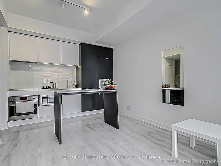 33 Helendale Ave #1011 — Photo 7