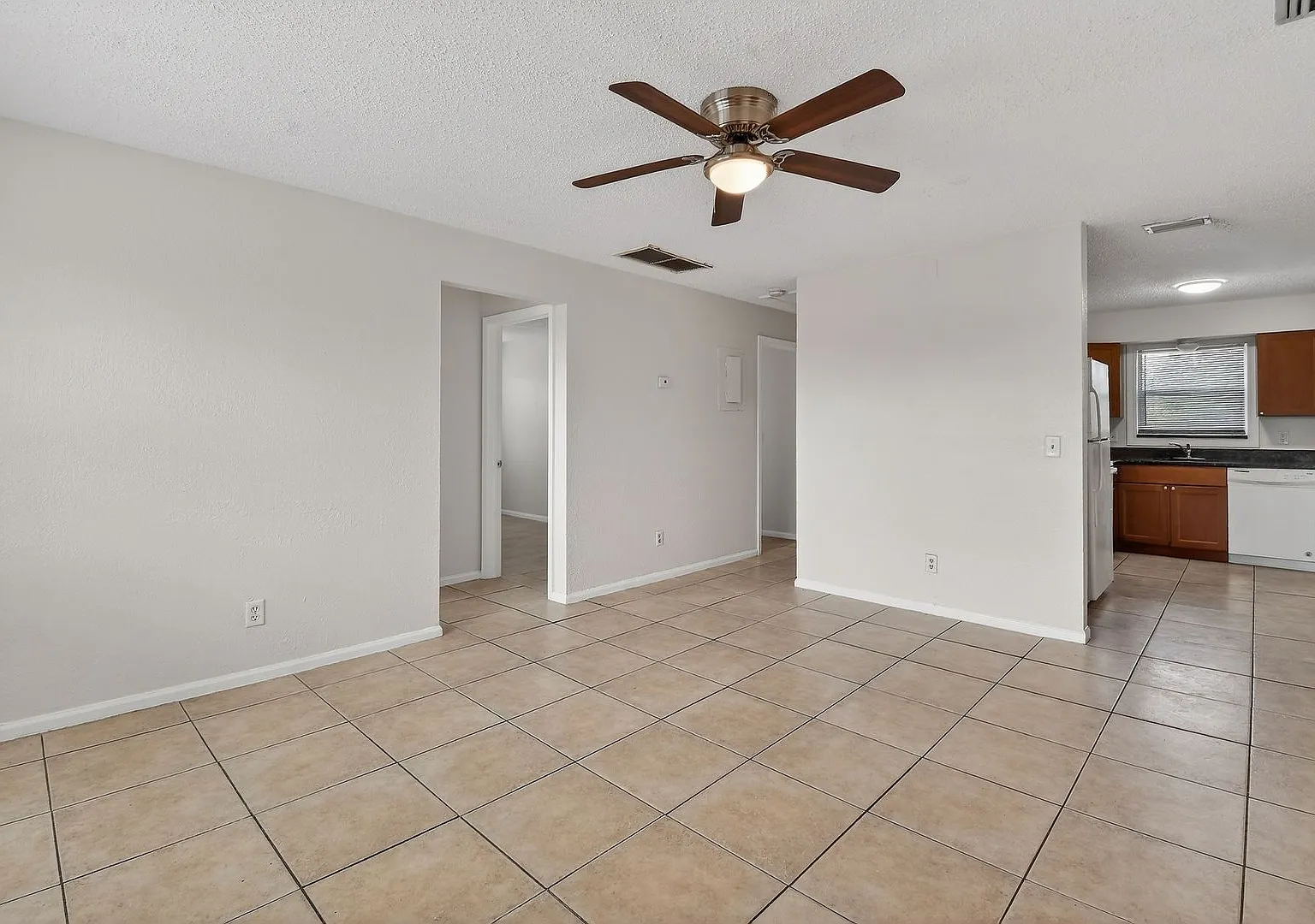 1618 W 26th Ct — Photo 4