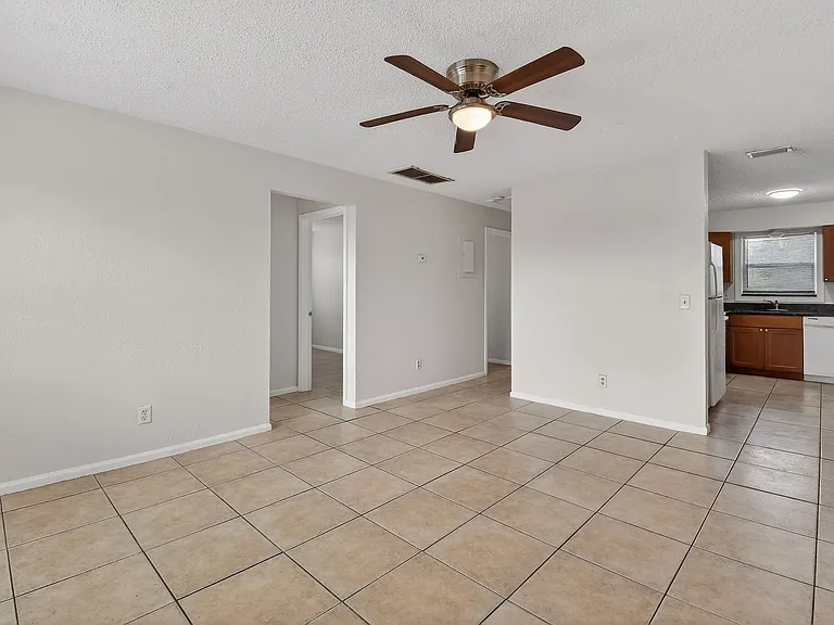 1618 W 26th Ct — Photo 5