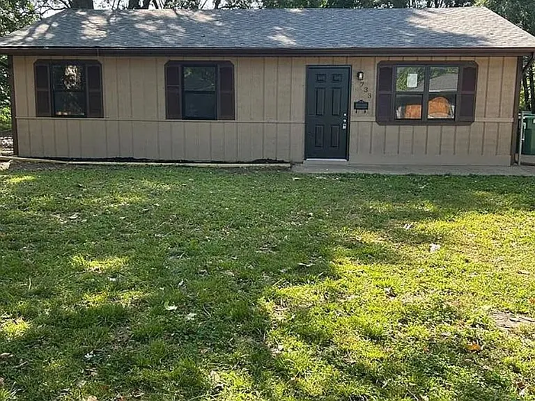 733 Saint Nicholas Dr — Photo 1