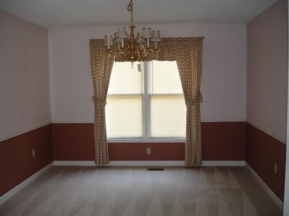 5th image of 200 Knollwood Dr