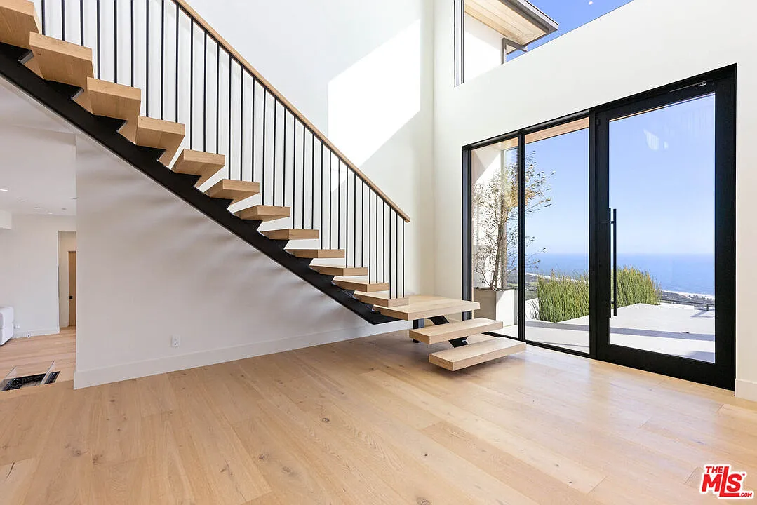 5 bed, 7.0 bath, 6473 sqft, $35,000 — Photo 2