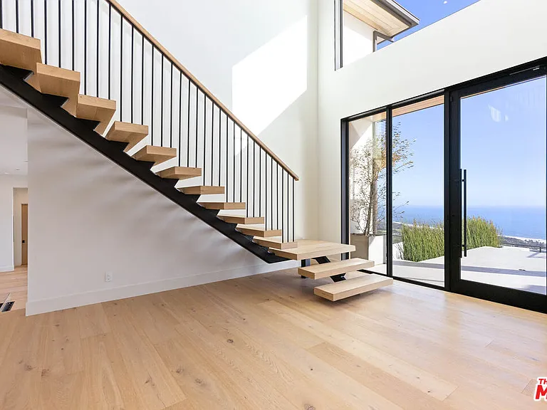 5366 Horizon Dr — Photo 2