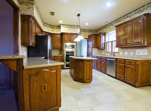 3rd image of 1100 Oakwood Ct