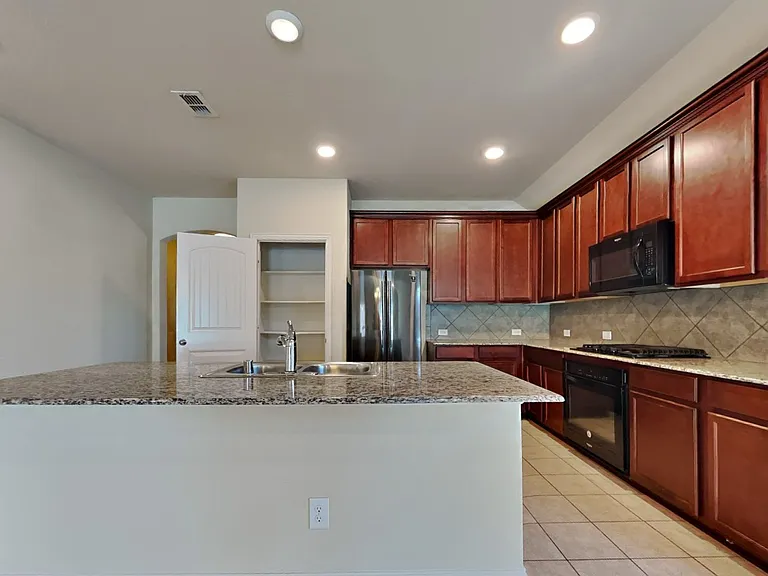 504 Fossil Creek Dr — Photo 4