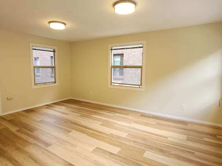 526 Belmont Ave E — Photo 2