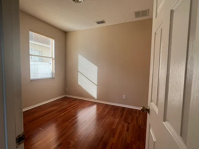 9785 Bennington Chase Dr — Photo 3