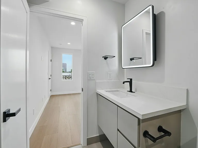 8234 Blackburn Ave #8236-1/2 — Photo 44