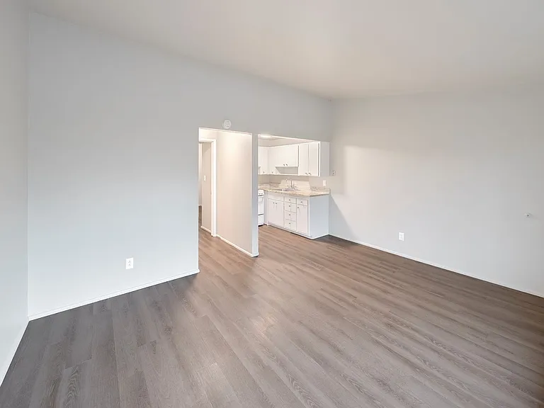 Gladstone Apartments — Photo 3