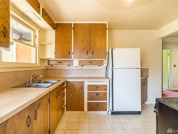 4th image of 2605 S 122nd St