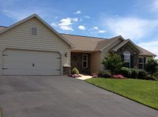 121 Woodmeadow Dr, Denver, PA 17517