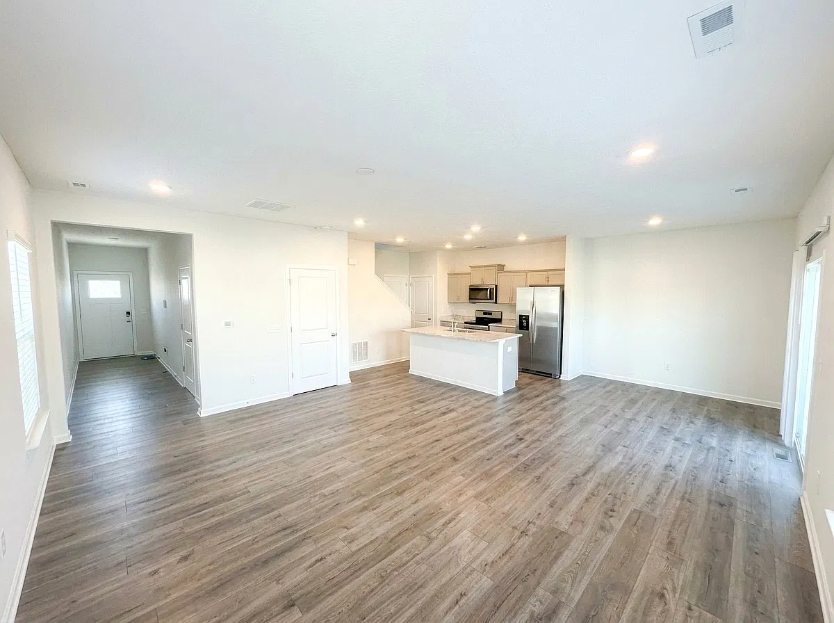 4 bed, 2.5 bath, 1950 sqft, $2,499 — Photo 4