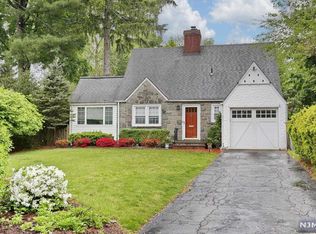 355 Rugby Ct, Ridgewood, NJ 07450