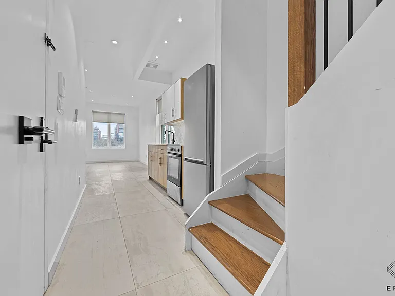 476 Maple St #4C — Photo 2