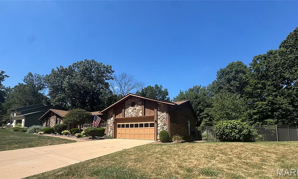 2nd image of 108 W Brittany Ln
