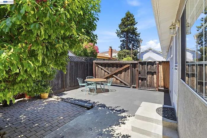 1318 Hudson St — Photo 15