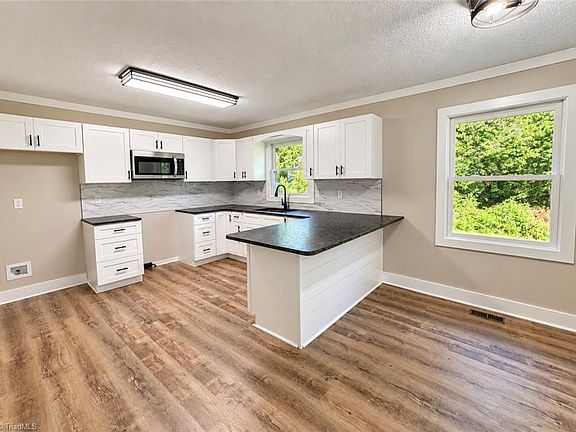 5th image of 1681 Feezor Rd