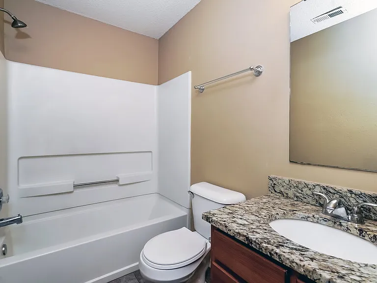 2044 Southernwood Ln — Photo 16