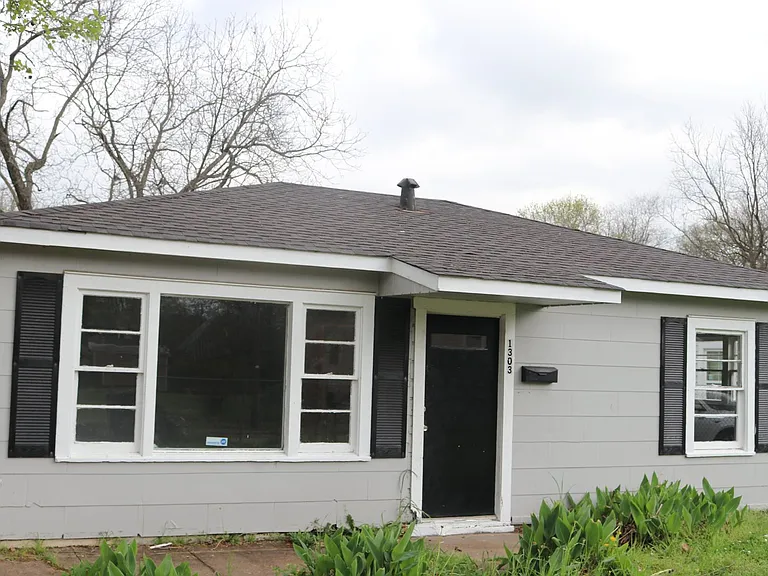 1303 Burchett St — Photo 2