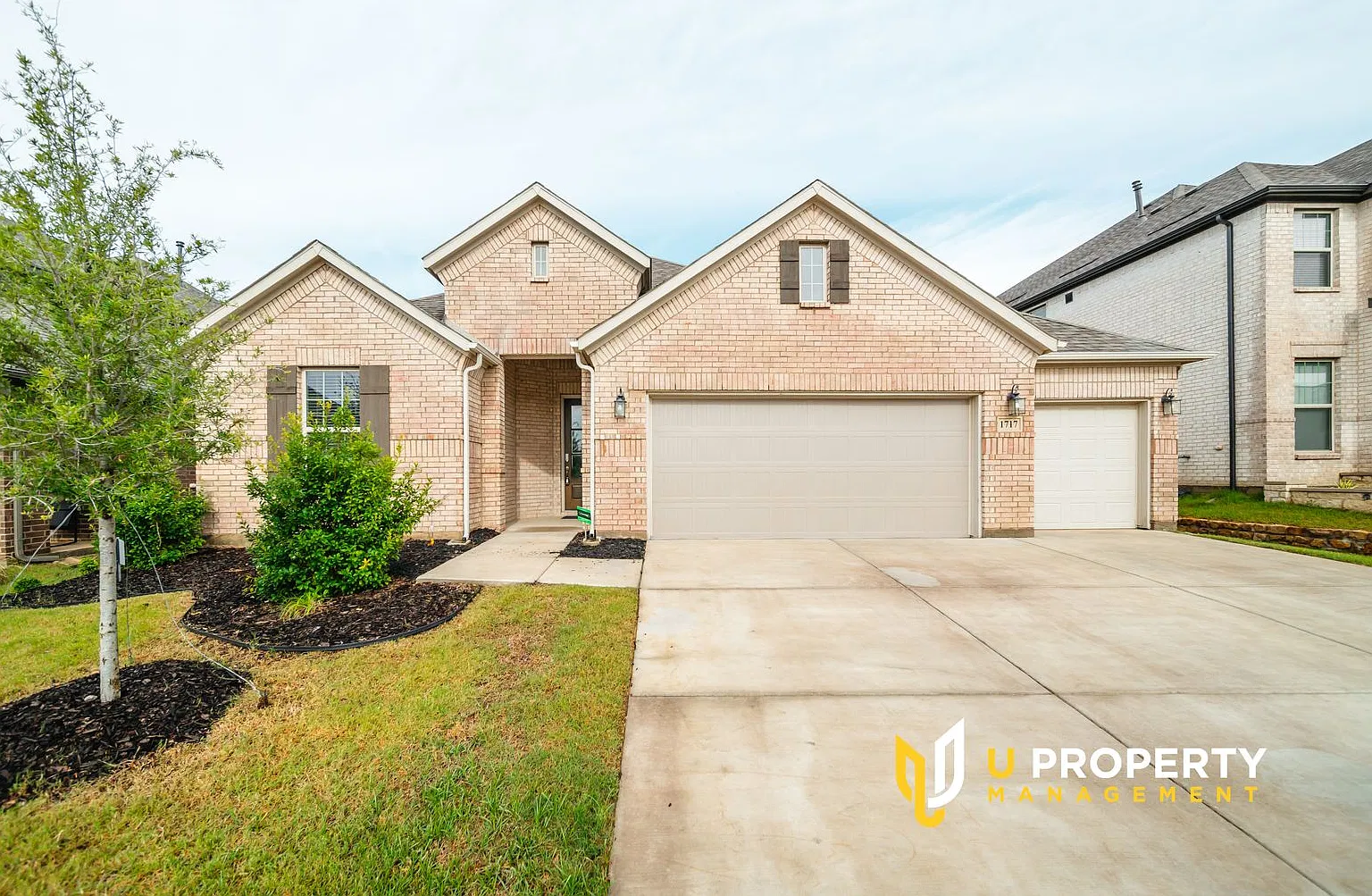 4 Bedrooms, 2.5 Bathrooms, 3-Car Garage One Story Home! — Photo 1