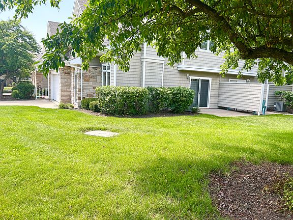 3rd image of 811 Burr Oaks Dr Unit 1305