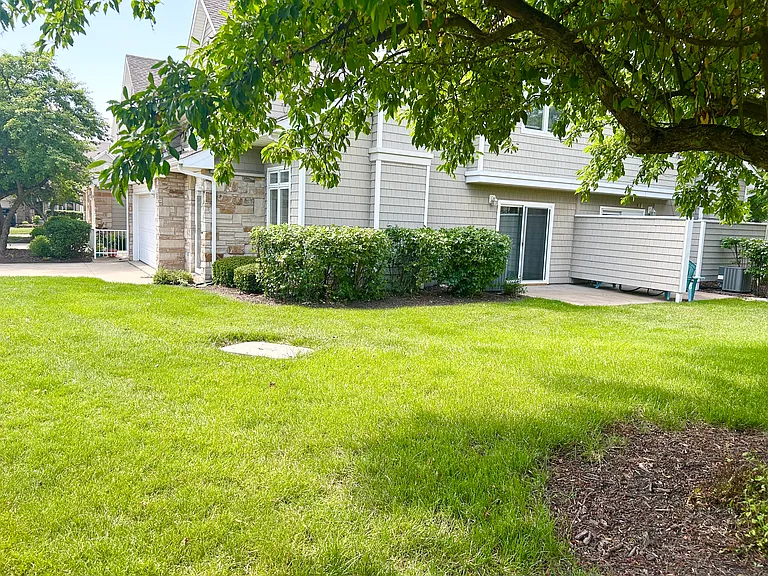 811 Burr Oaks Dr #1305 — Photo 3