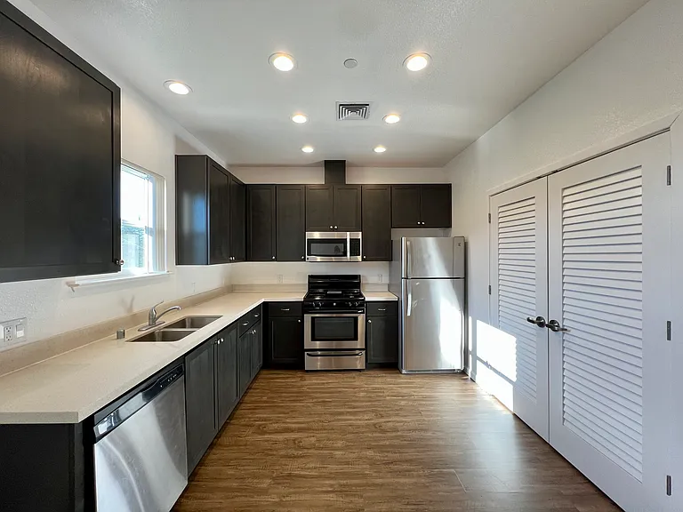 Esposti Park Apartments — Photo 22