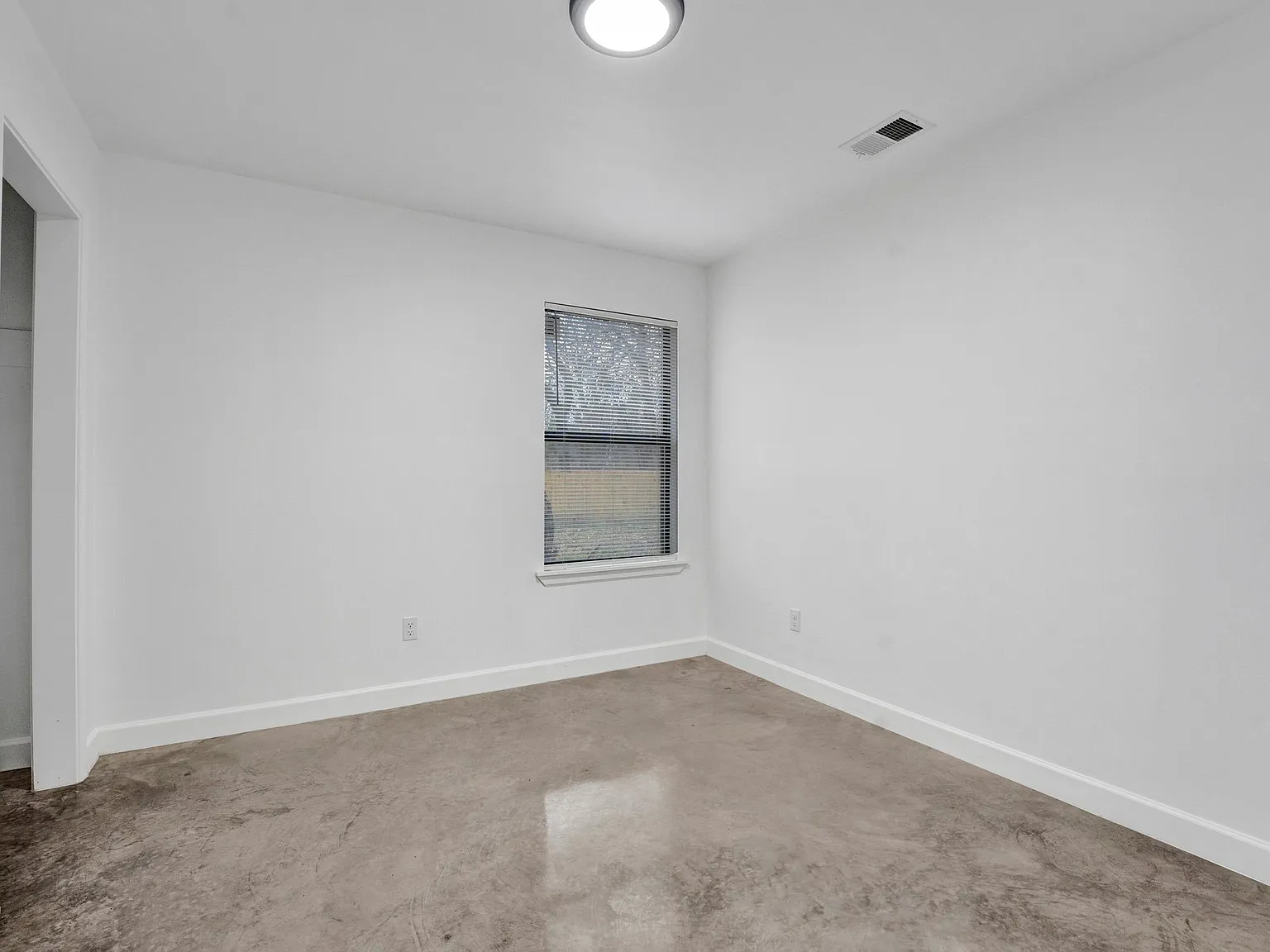 927 Seattle St — Photo 2
