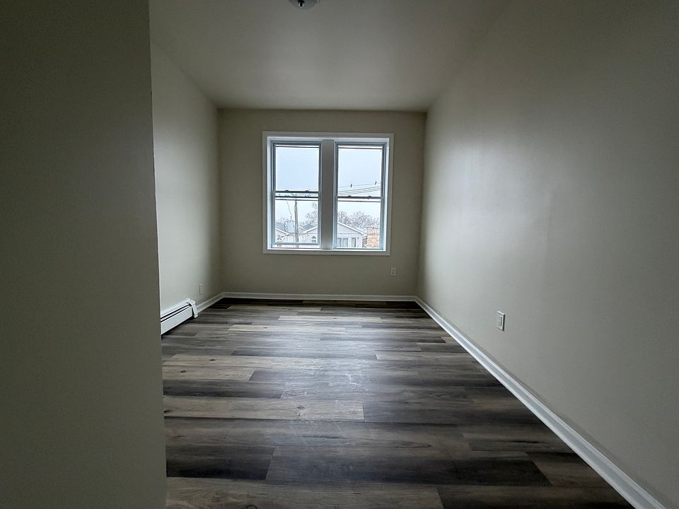 2nd image of 361 Danforth Ave APT 19