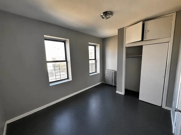 2095 Mohegan Avenue image 1 of 4