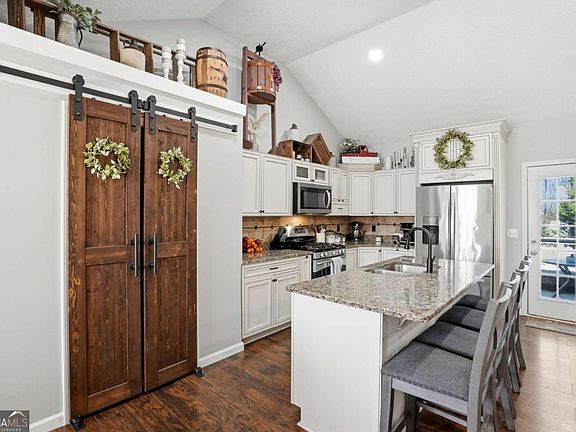 3rd image of 378 Baugh St