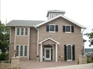 970 Grove Ter, Dubuque, IA 52001