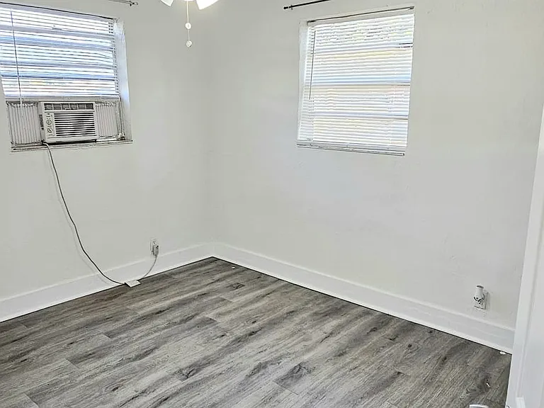 NW 15th Ave — Photo 13
