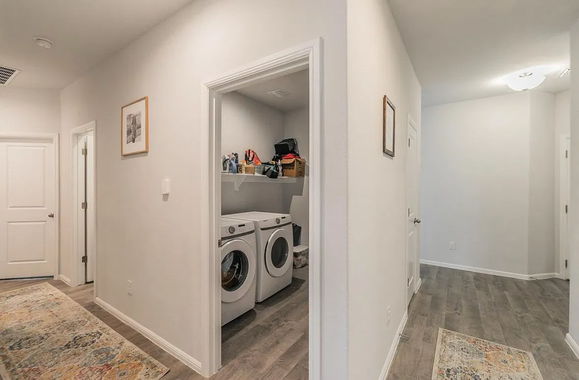 4 bed, 1876 sqft, $2,350 — Photo 2