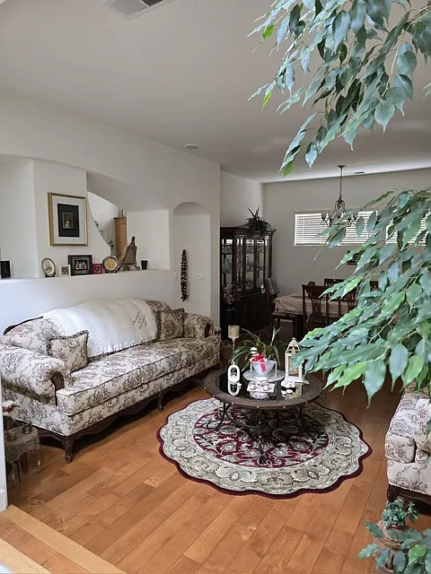 4 bed, 3.5 bath, 2468 sqft, $6,000 — Photo 2