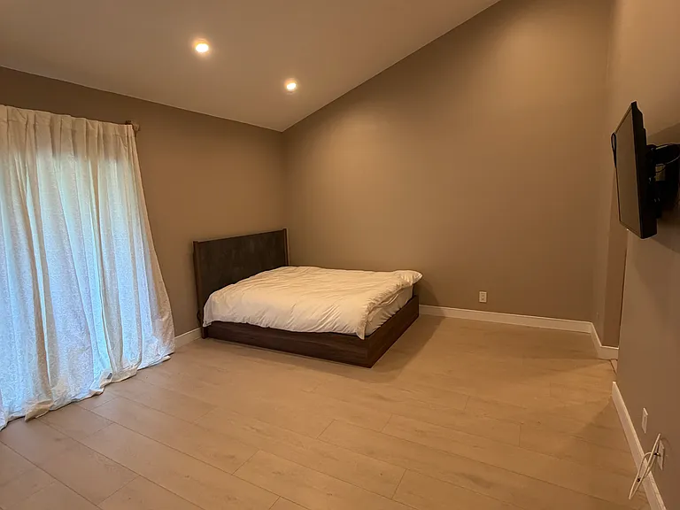 5720 Owensmouth Ave #127 — Photo 13