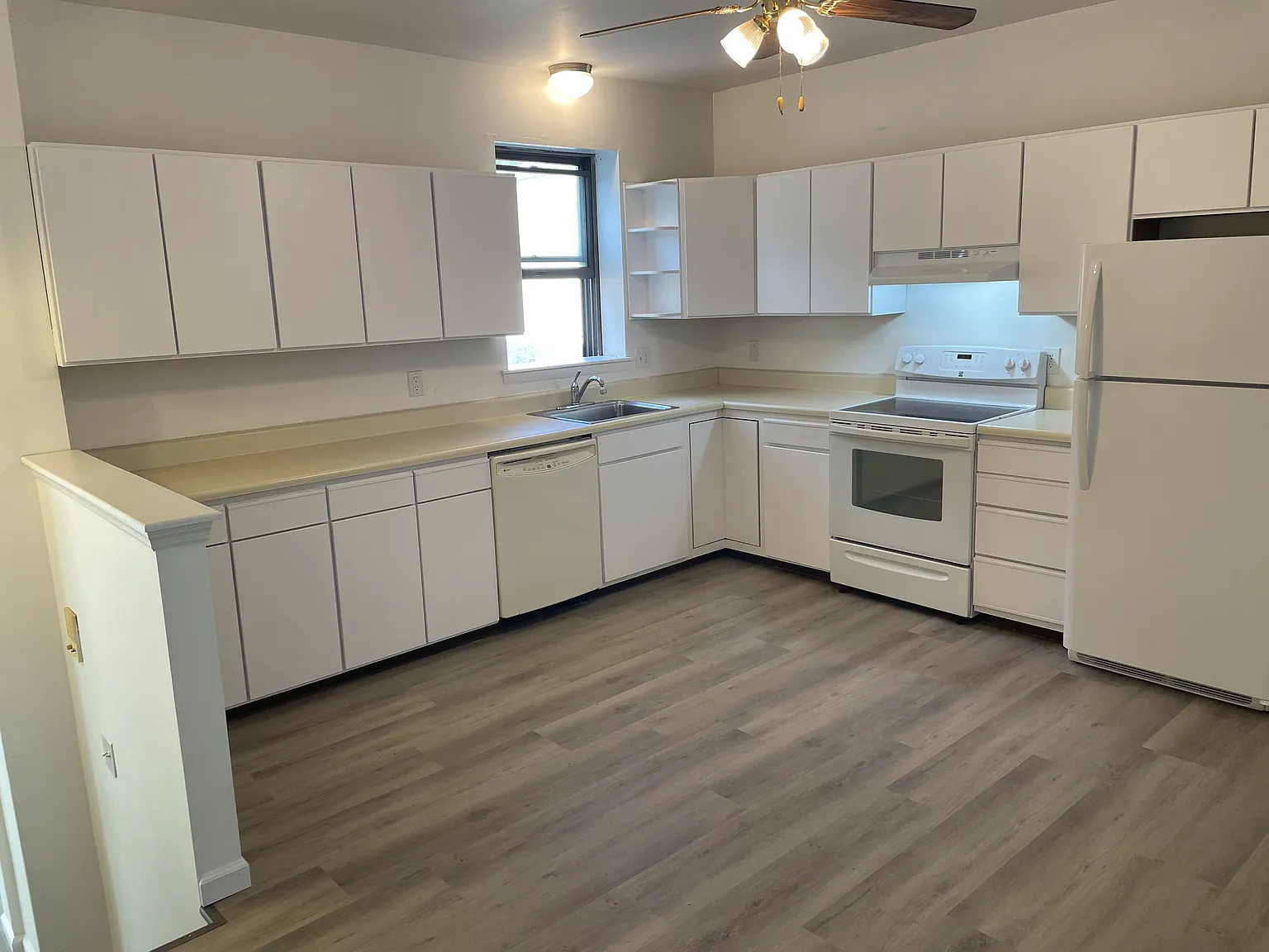671 Ferry St — Photo 2