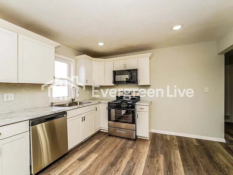 15810 Harrison Dr — Photo 4