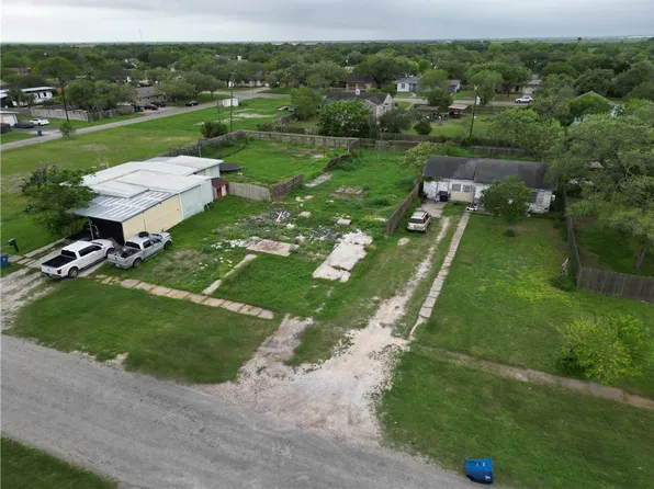 408 E 5th St, Bishop, TX 78343