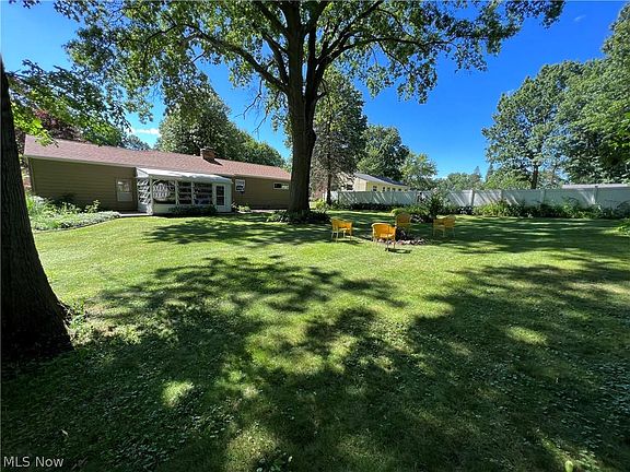 3rd image of 498 Fernwood Ave