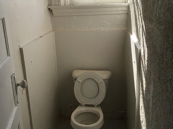 3rd image of 671 Glenwood Ave APT 2