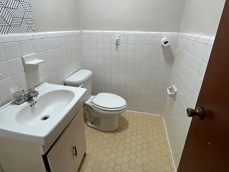 907 Strawberry St — Photo 6