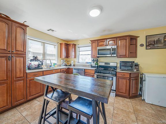 4th image of 82 E Seacrest Avenue